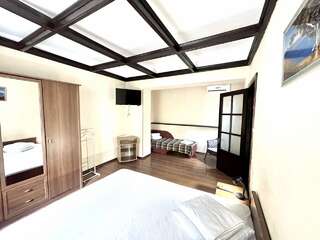 Гостиница Флер Форос Классический трехместный номер-3